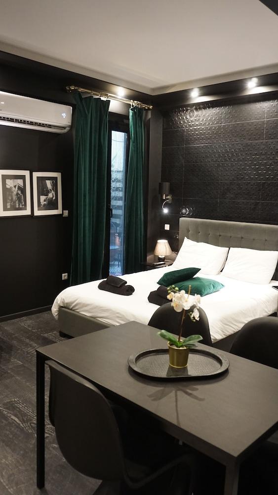Exclusive Design With Yard Apartment *